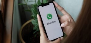 Read more about the article WhatsApp Simplifies Business and Group Calling on iPhone